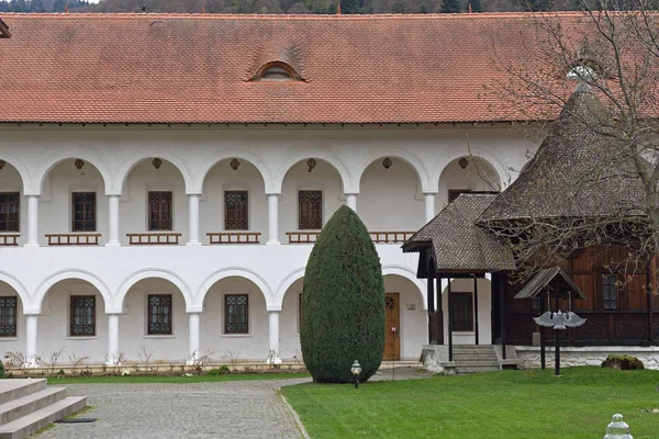 Arqueada en el monasterio de Sambata de Sus en Transilvania, Rumania — Foto de Stock