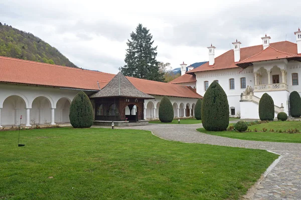 루마니아의 트란실바니아에 있는 삼바 타 데 수스 수도원에 소장되어 있다 — 스톡 사진