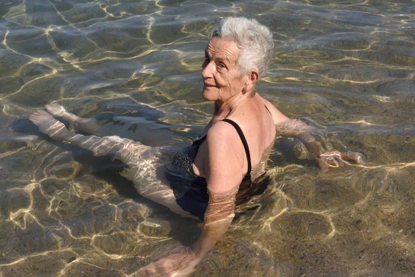 바다에서 입욕 하는 아주머니, — 스톡 사진