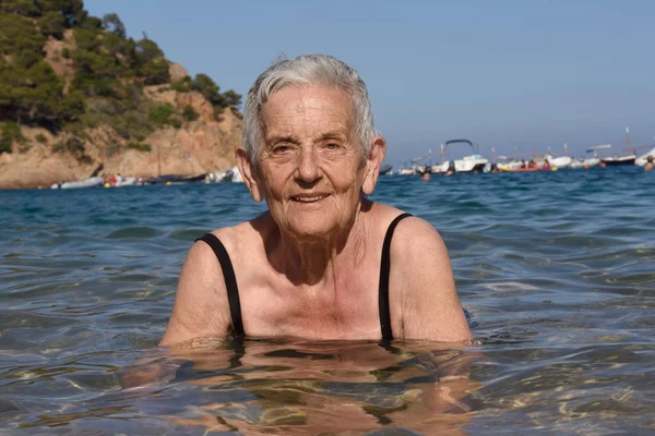Porträtt av en äldre kvinna i havet — Stockfoto