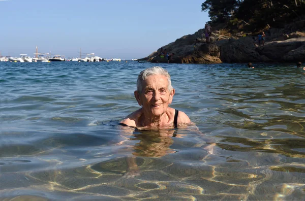 Senior vrouw genieten van het strand — Stockfoto