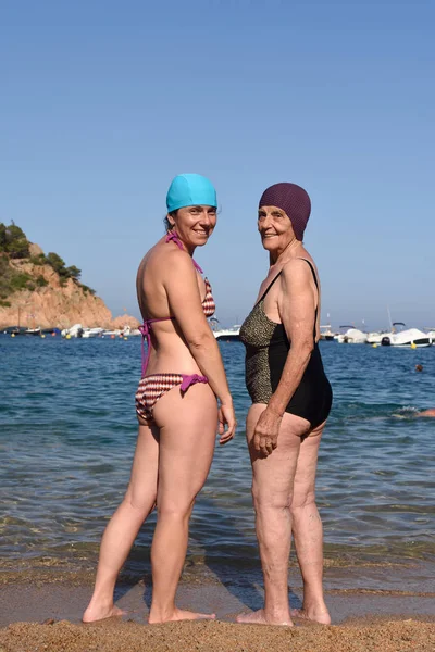ビーチで二人の幸せな女性 — ストック写真