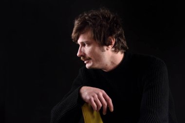 Siyah arka plan üzerinde çekici bir adam portresi