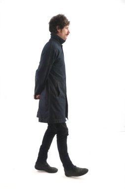 Adam yürüyen ve beyaz bir arka plan üzerinde