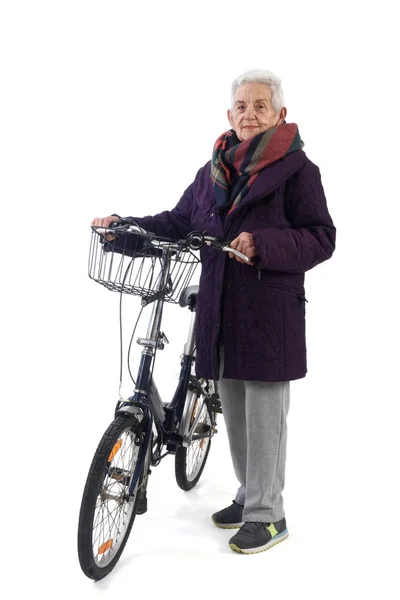 흰색 바탕에 자전거와 함께 포즈를 취하는 고위 여자 — 스톡 사진