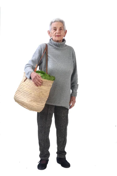 Äldre kvinna går shopping isolerad på vit, — Stockfoto