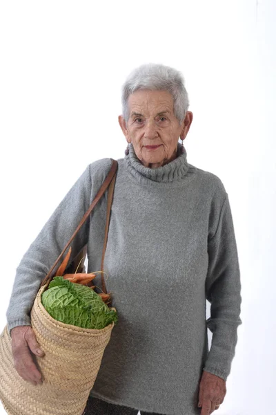 Yaşlı kadın üzerinde beyaz izole alışveriş gidiş, — Stok fotoğraf