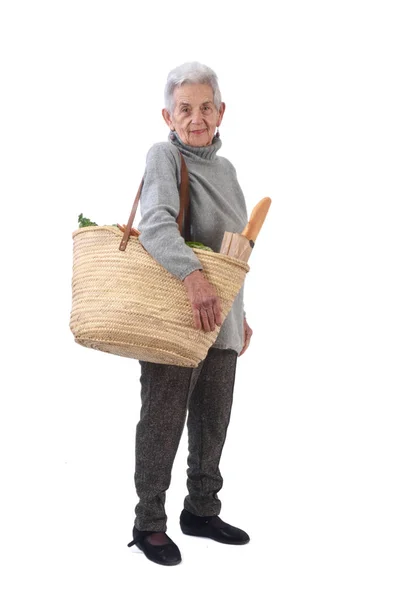 Mulher idosa vai às compras isolada em branco , — Fotografia de Stock