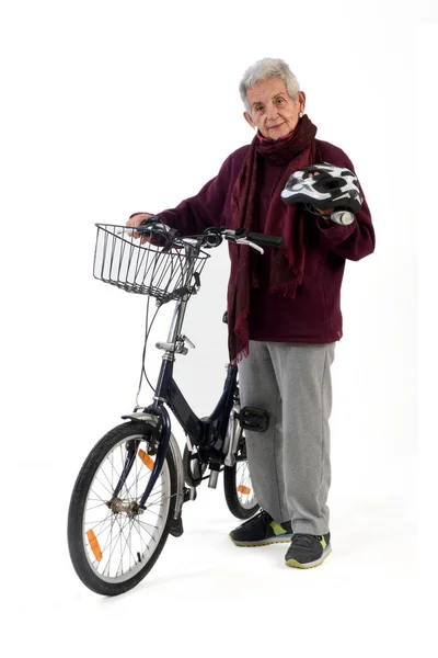 Äldre kvinna på cykel på en vit bakgrund — Stockfoto