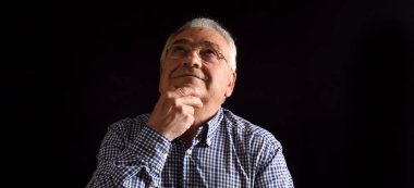 Pensative adam siyah arka plan üzerine