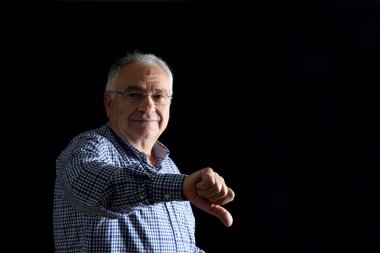 Başparmak adamla kıdemli