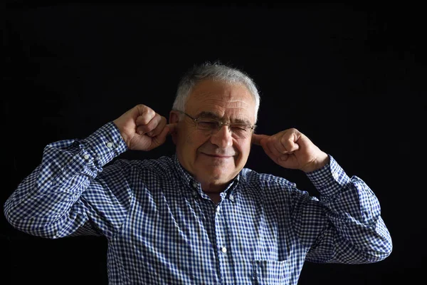 Emekli adam portresi gürültülü siyah — Stok fotoğraf