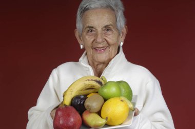 meyve ile üst düzey kadın