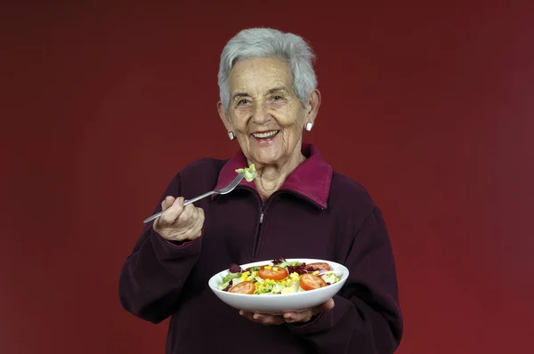 Senir kadın salata ile — Stok fotoğraf