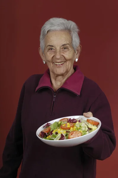 Salata ile üst düzey kadını — Stok fotoğraf