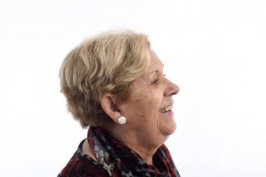 Beyazın Üzerinde Yaşlı Kadın