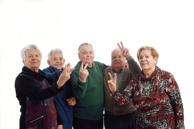 Grup zafer işareti ile üst düzey insan