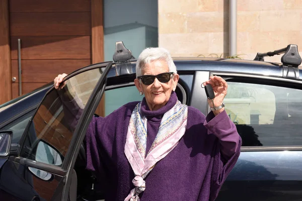 Senior vrouw met sleutels van de auto — Stockfoto