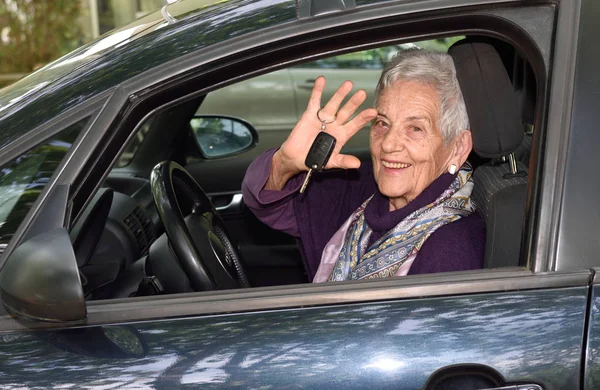 Senior woman with keys of the car — Stock Photo, Image