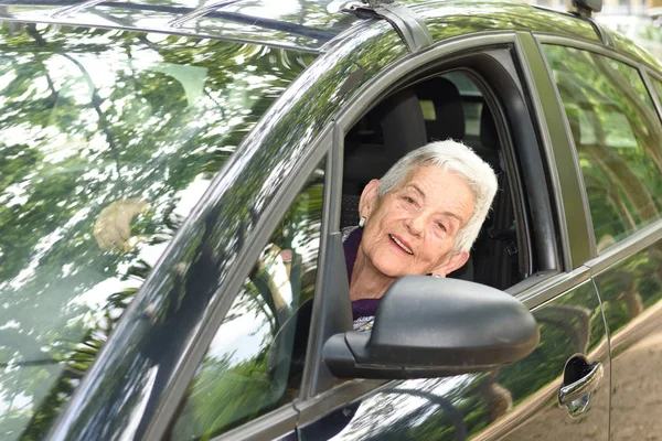 Senior kvinna som kör bil — Stockfoto