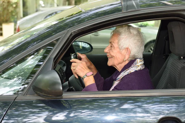 Seniorin fährt Auto — Stockfoto