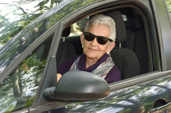Seniorin fährt Auto — Stockfoto
