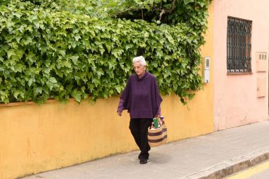 Dükkandan gelen yaşlı bir kadın