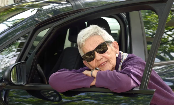 Portret van senior vrouw met auto — Stockfoto