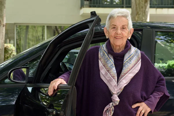 Portret van senior vrouw met auto — Stockfoto