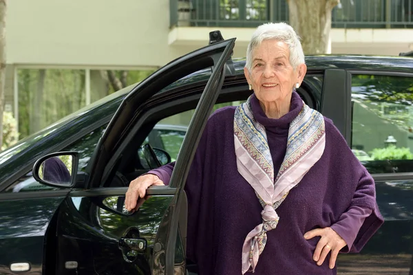 Portret van senior vrouw met auto — Stockfoto