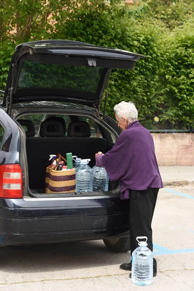 Anciana descargando la compra del coche — Foto de Stock