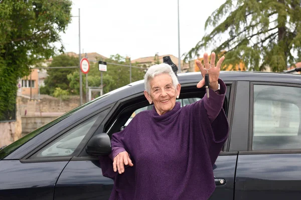 Idősebb nő, az autó kulcsok — Stock Fotó