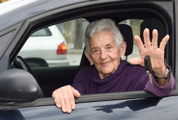 Senior vrouw met sleutels van de auto — Stockfoto