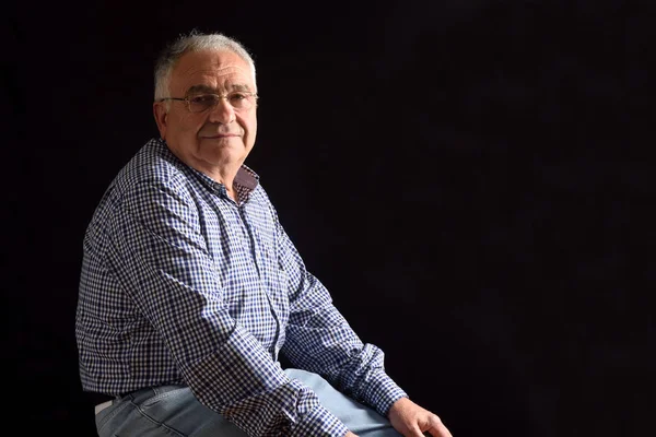 Siyah arka plan ile üst düzey bir adam portresi