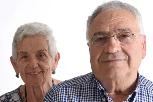 Портрет пары пожилых людей на белом — стоковое фото