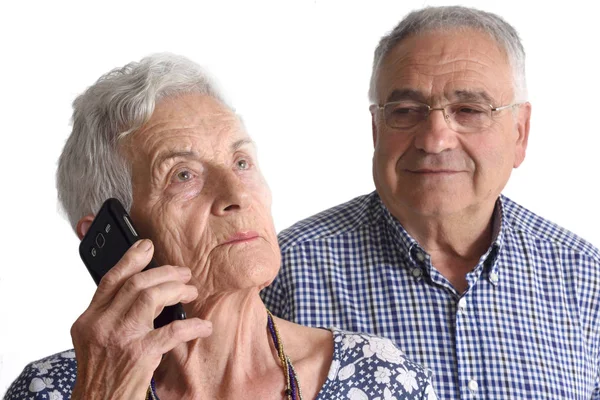 Retrato de um casal sênior conversando por telefone movil — Fotografia de Stock