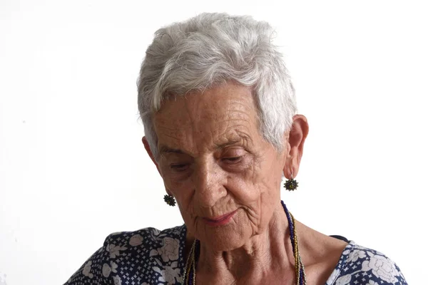 Retrato de una mujer mayor en blanco —  Fotos de Stock