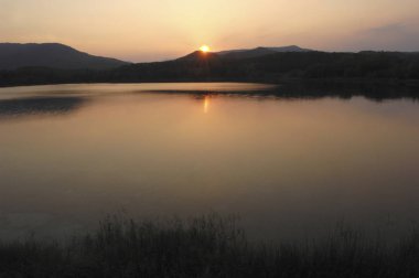  Günbatımı Banyoles Gölü, Girona Eyaleti, Catalonia, İspanya
