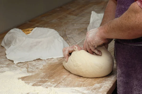 Perto de Baker fazendo pão — Fotografia de Stock