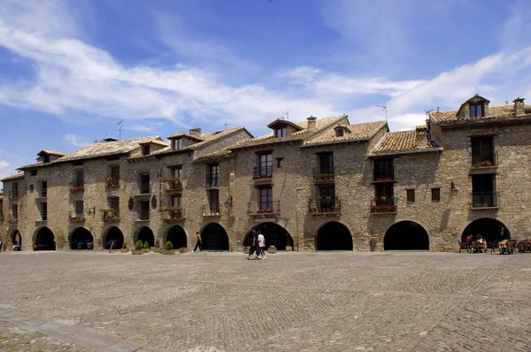 Plaza principal de Ainsa, provincia de Huesca, Aragón, España — Foto de Stock
