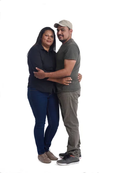 Latinamerican pár v lásce na bílém — Stock fotografie