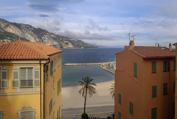 Casas coloridas y campanario en Menton, Francia — Foto de Stock