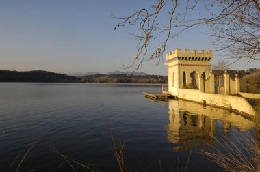La Carpa de Ya da Banyoles Gölü 'nde