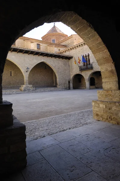 El Cristo Rey square, Cantavieja, Maestrazgo, Teruel province, Argon, Spain — Stock Photo, Image