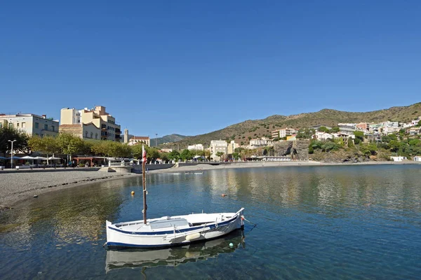 Köy ve Portbou beach, Girona Eyaleti, Catalonia, İspanya — Stok fotoğraf