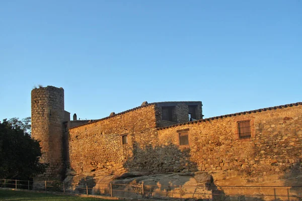 Turm und Mauern eines mittelalterlichen Dorfes von Peratallada, — Stockfoto
