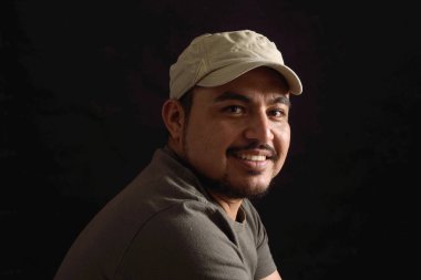 Siyah arka plan üzerine bir latin adam portresi