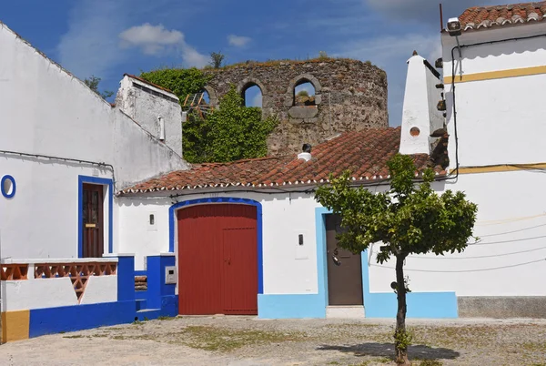 Muralhas e casas na aldeia de Redondo, região do Alentejo, Pó — Fotografia de Stock