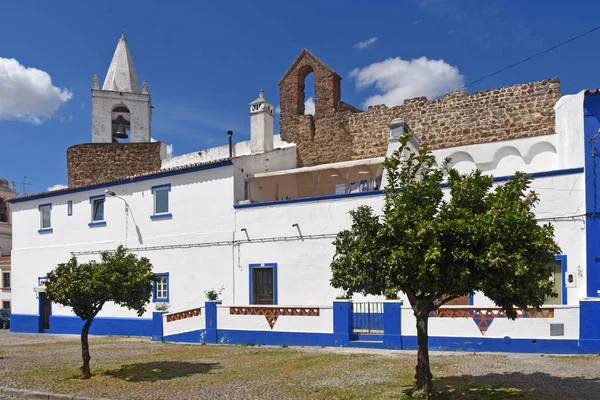 Evlerin duvarları ve kilise önünde — Stok fotoğraf