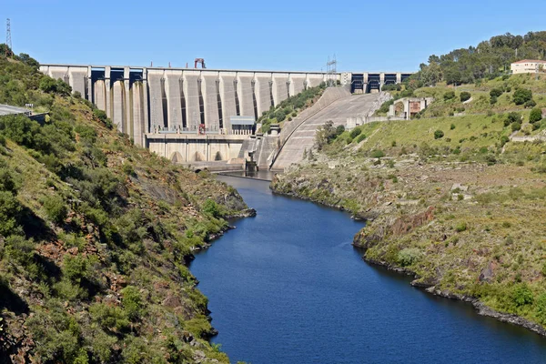 Presa en el río Tajo en Alcántara, provincia de Cáceres, Extremadur — Foto de Stock